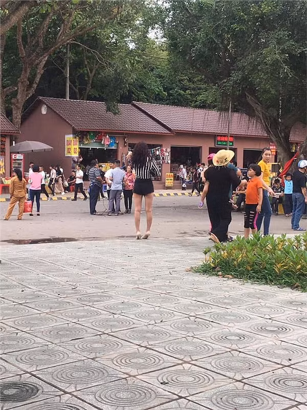 Những khoảnh khắc ăn mặc phản cảm đi đền Hùng sau khi lên sóng đã nhận không ít chỉ trích từ CĐM.