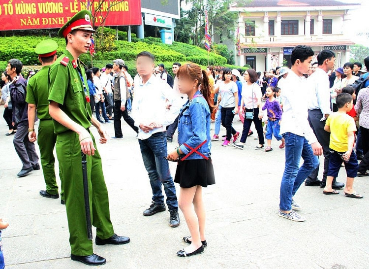 Một bạn nữ mặc váy ngắn đã bị BTC chặn lại không cho lên viếng đền Hùng.