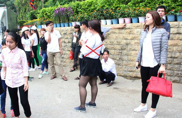 Cương quyết với hành vi ăn mặc thiếu thẩm mỹ, BTC lễ hội đền Hùng đã mời những vị khách "kém sang" này ra ngoài.