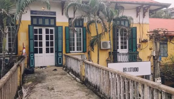 Khu tổ hợp 60s bao gồm quán cafe KoFi, Dark Room Lab - nơi chuyên tráng rửa ảnh film cho dân mê máy ảnh, ''90s secondhand'' là nơi bán quân áo duy nhất bán quần áo trong khu tổ hợp 60s với phong cách của thập niên 90.