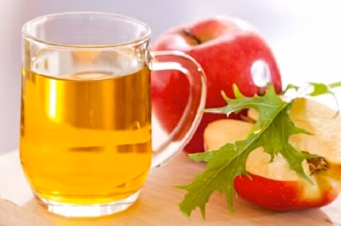 Dấm táo: Nếu bạn bị mụn cơm ở chân, tay thì ngâm vùng da bị mụn cơm vào rượu dấm táo 15 phút mỗi ngày. Sau đó lấy bông y tế chấm khô. Và lại nhúng bông y tế vào dấm táo và chấm lên các nốt mụn cơm. 1 ngày nên chấm 2-3 lần. Làm liên tục trong 3 tuần để trị hết mụn cơm.