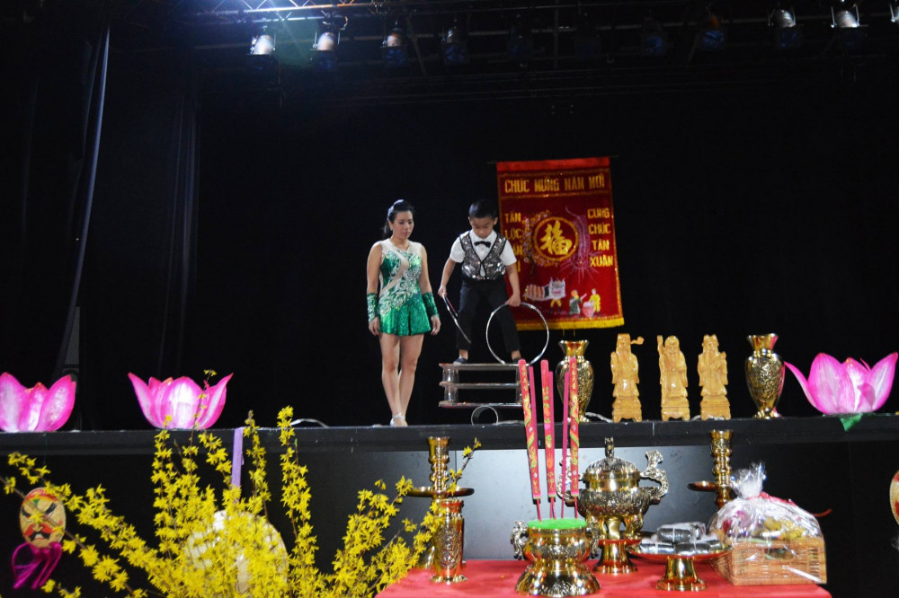 Mỹ Phụng cùng con trai biểu diễn trong một sự kiện được tổ chức tại Pháp.