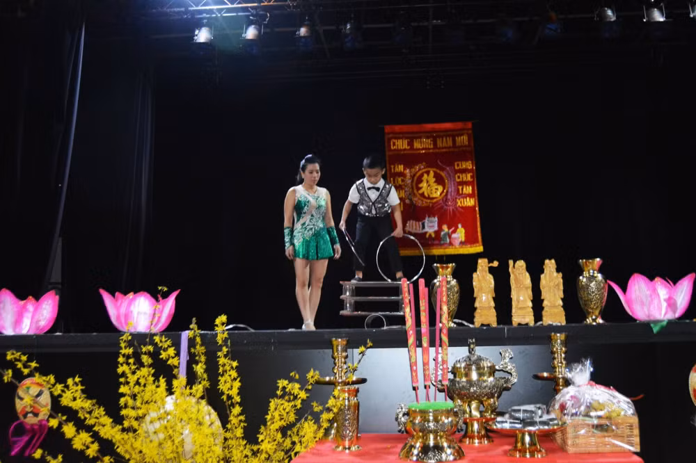 Mỹ Phụng cùng con trai biểu diễn trong một sự kiện được tổ chức tại Pháp.