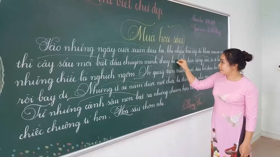 Những bức "tranh chữ" của các cô giáo nhận về hàng nghìn lượt like chỉ trong một thời gian ngắn và hiện được dân mạng chia sẻ rộng rãi trên MXH.