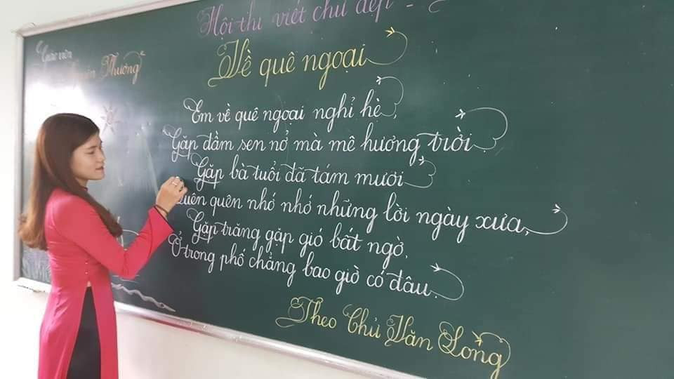 Bên cạnh nét chữ đẹp miễn chê, các phần dự thi của các cô giáo còn đặc biệt gây ấn tượng bởi tính sáng tạo và nghệ thuật.