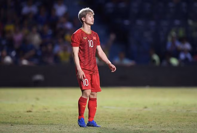 Không được thi đấu nhiều tại Bỉ nhưng mỗi khi về tập trung, Công Phượng được HLV Park ưu ái để giải quyết bài toán trên hàng công của mình. Trong trận đấu với Malaysia, anh được xếp đá cao nhất nhưng chưa thể hiện được mình và vị trí tiền đạo cánh có lẽ sẽ vừa với khả năng của tiền đạo này.