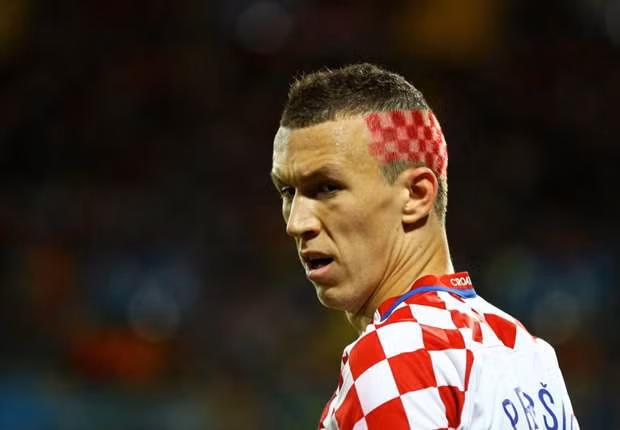 Tam đại gia Anh tranh mua Perisic: Tin không vui cho MU trong thương vụ Ivan Perisic khi Chelsea và Arsenal đã chính thức nhập cuộc. Hợp đồng của tiền vệ 28 tuổi với Inter Milan vẫn còn thời hạn đến năm 2020 nhưng theo Goal, Perisic không hài lòng với cuộc sống tại Italia và muốn được chuyển đến Ngoại hạng Anh. Tờ báo này còn khẳng định chắc chắn Perisic sẽ ở Ngoại hạng Anh trong mùa giải tới. Ảnh: Goal.com