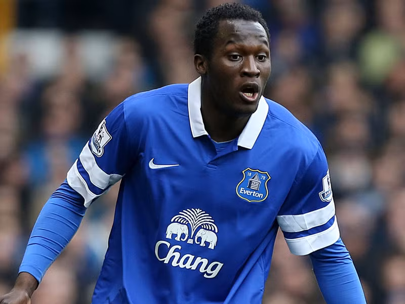 Lukaku hé lộ điểm đến: Trong bài phỏng vấn mới nhất với tờ Sport/Foot của Bỉ đầu tuần này, Lukaku tiếp tục hé lộ về tương lai của mình. "Tôi bị ám ảnh bởi bóng đá. Tôi nghĩ đến bóng đá từ lúc thức dậy đến lúc đi ngủ. Tôi theo dõi mọi thứ về bóng đá, theo dõi các kênh truyền hình của các CLB như: Chelsea TV, Manchester United TV, Real Madrid TV. Tôi muốn biết các cầu thủ (của các CLB đó) luyện tập như thế nào, sống như thế nào." Như vậy, sau khi tuyên bố rời Everton, khả năng Lukaku sẽ trở lại Chelsea hoặc đến MU là rất cao. Ảnh: Sport/Foot