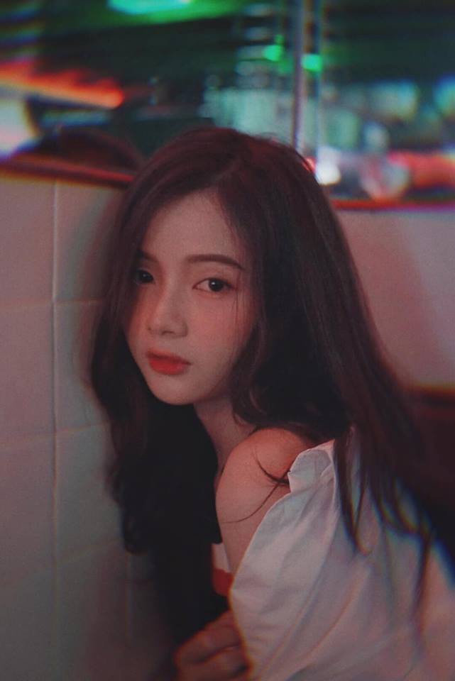 Mới đây, Lan Hương tung lên facebook cá nhân một bộ ảnh khác xa với phong cách thường ngày.