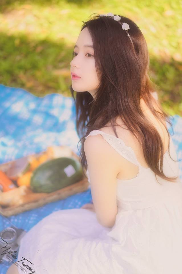 Chia sẻ về bộ ảnh mới của mình, hot girl ảnh thẻ 9X cho biết: "Thực ra bộ ảnh em chụp khá nhẹ nhàng và từ từ chứ không phải kiểu khoe thân, lộ liễu nên mọi người đều chấp nhận được. Em khá thích thú khi được nhiều người khen ngợi, ủng hộ. Em cũng rất bất ngờ khi lại được yêu thích như thế dù hình ảnh có khác lạ so với trước khá nhiều"