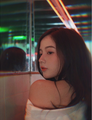 Trước đó, Lan Hương luôn xuất hiện với vẻ dễ thương, ngọt ngào và trong sáng. Trong bộ hình mới, Hương quyến rũ hơn với chiếc áo khoác trễ nải, đầy cá tính.