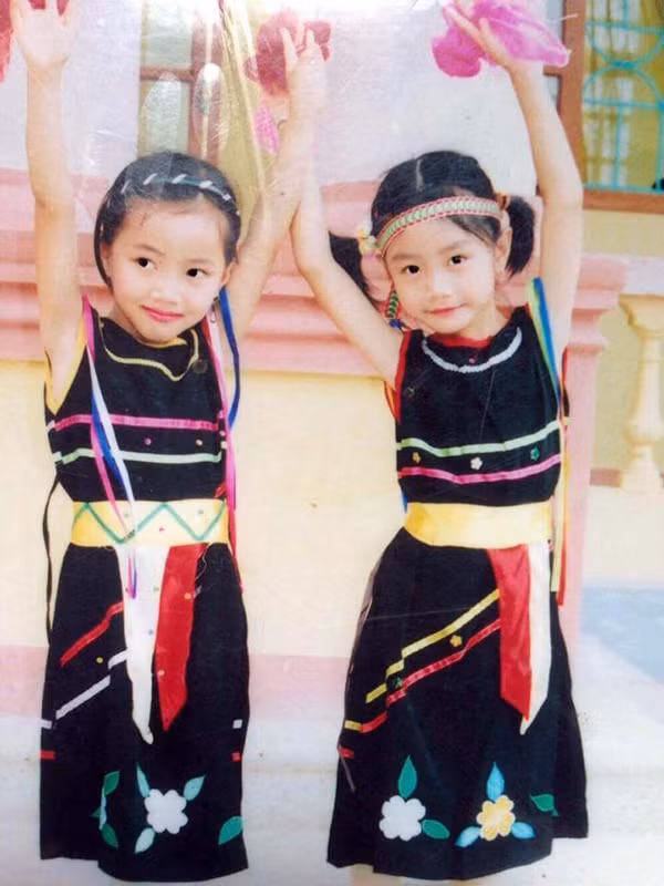 Ngày xưa suốt ngày đi múa hát các kiểu, ngày xưa xinh gái lắm giờ đỡ hơn nhiều rồi. Ảnh: Nguyễn Thị Hồng