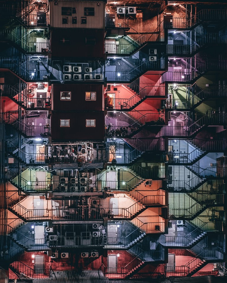 Đài Loan luôn nổi tiếng với các chung cư cao tầng cũ kỹ. Vì thế, góc ảnh đầy sắc màu này không khó để các photographer nhà ta bắt được.