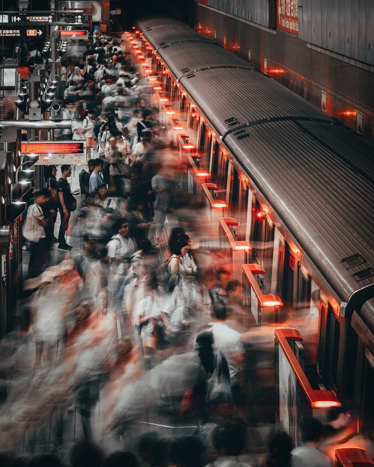 Đợi tàu là hình ảnh quen thuộc của người dân Đài Loan. Nhìn ảnh là đủ hiểu sự tấp nập và bận rộn của người dân nơi đây.