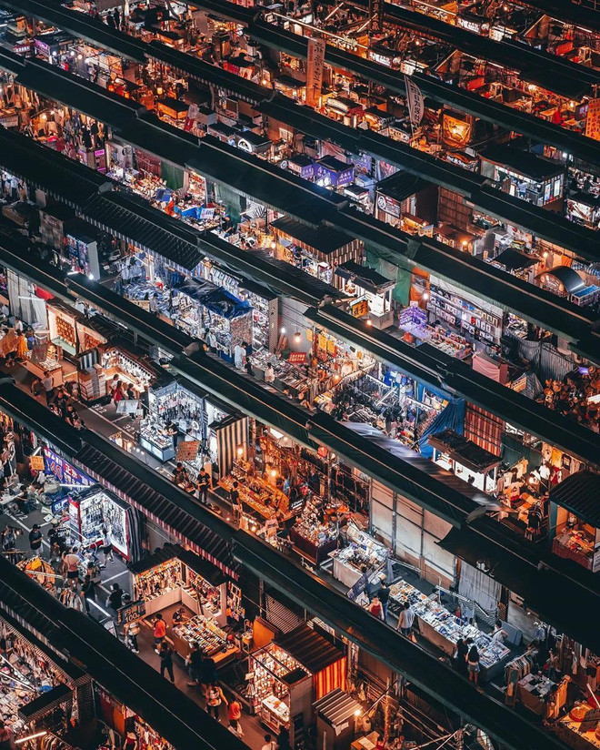 Ảnh chụp tại khu chợ đêm Thụy Phong nổi tiếng (RuiFeng Night Market), quận Tả Doanh (Zuoying), thành phố Cao Hùng.