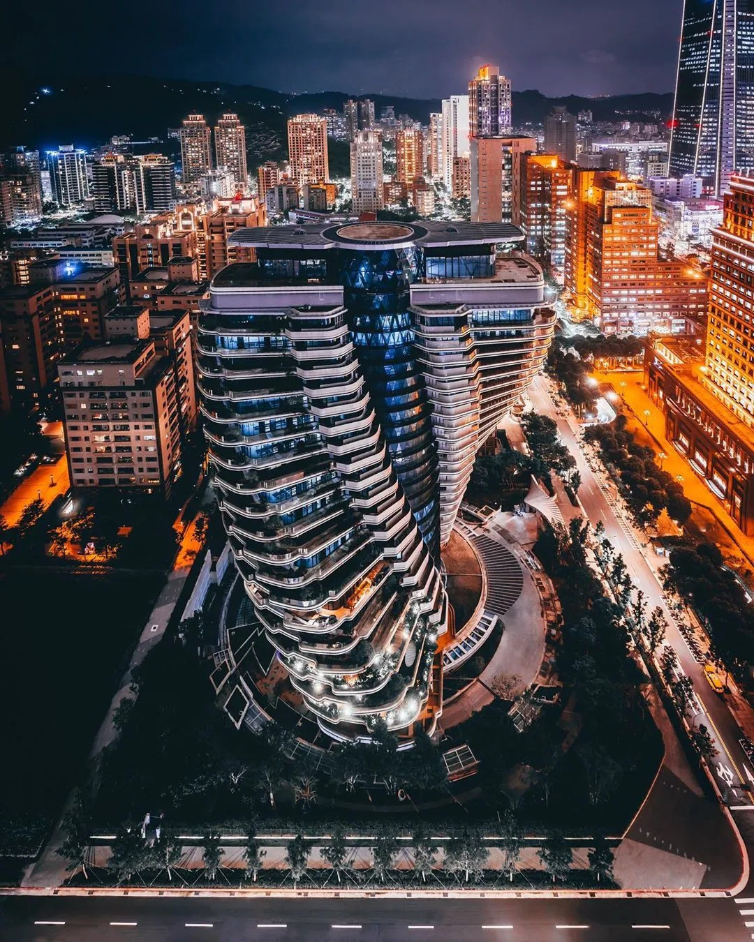 Ảnh chụp tòa nhà Tao Zhu Yin Yuan nổi tiếng tại thành phố Đài Bắc. Công trình này cao 21 tầng, có lối kiến trúc "độc nhất vô nhị" theo hình xoắn ốc của chuỗi DNA.