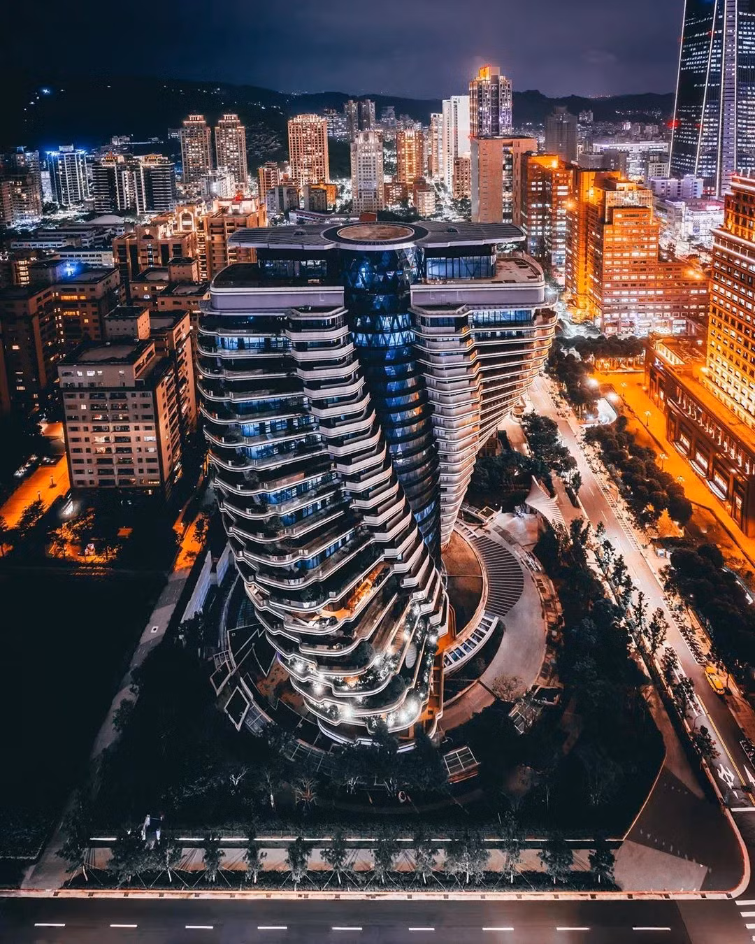 Ảnh chụp tòa nhà Tao Zhu Yin Yuan nổi tiếng tại thành phố Đài Bắc. Công trình này cao 21 tầng, có lối kiến trúc "độc nhất vô nhị" theo hình xoắn ốc của chuỗi DNA.