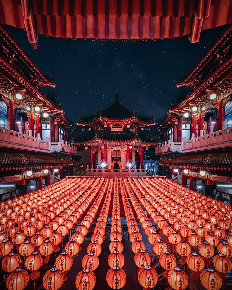 bức ảnh chụp tại một ngôi đền nổi tiếng ở Cao Hùng khiến ai nhìn vào cũng phải trầm trồ. Thường niên, thành phố Cao Hùng tổ chức lễ hội đèn lồng đỏ dọc theo con sông chảy qua thành phố.