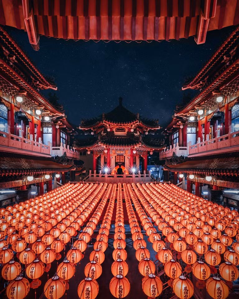 bức ảnh chụp tại một ngôi đền nổi tiếng ở Cao Hùng khiến ai nhìn vào cũng phải trầm trồ. Thường niên, thành phố Cao Hùng tổ chức lễ hội đèn lồng đỏ dọc theo con sông chảy qua thành phố.