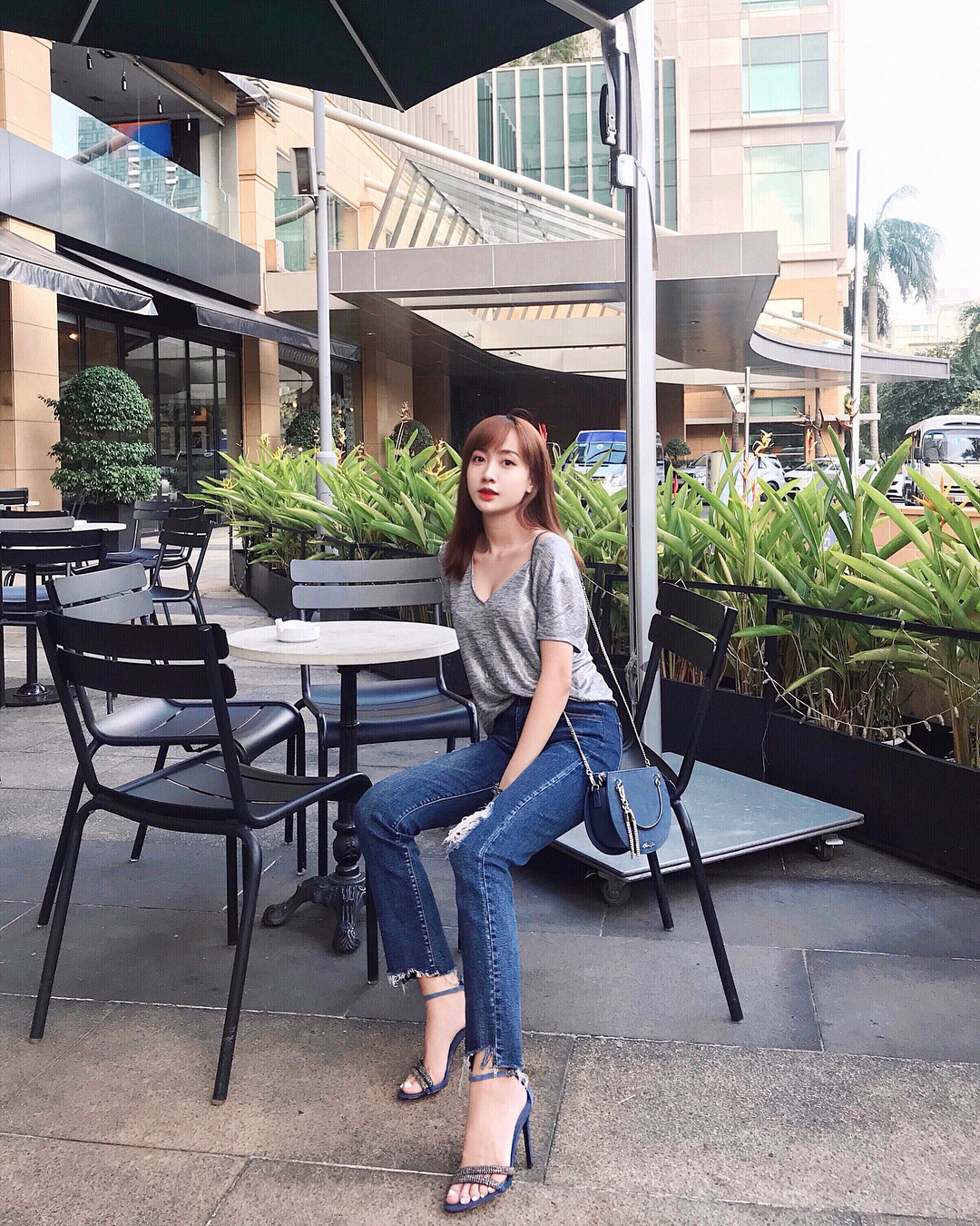 Hồng Phúc theo đuổi phong cách dịu dàng, nữ tính. Và chính gương mặt xinh như búp bê đã giúp bạn gái Gin Tuấn Kiệt "ăn khách" trong lòng mọi người.