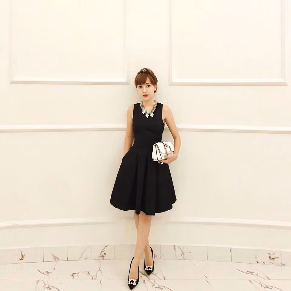 Rất nhanh sau đó, các cư dân mạng khác đã lên tiếng khẳng định cô gái này chính là bạn gái của Gin Tuấn Kiệt và cho biết cặp đôi đã yêu nhau được hơn 3 năm.