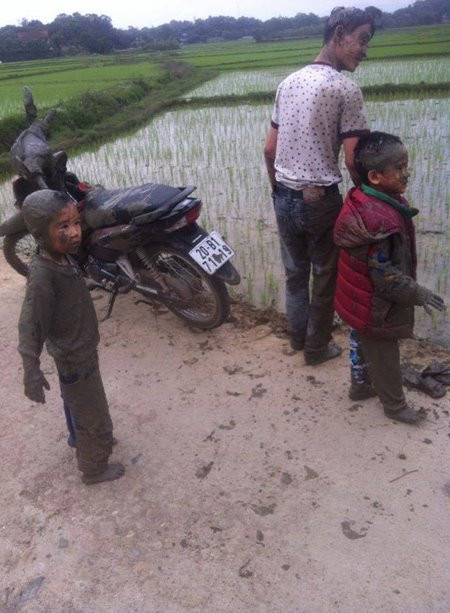 Ông anh trai vì muốn thể hiện với hai đứa em nhỏ về khả năng đi xe máy của mình và kết quả là cả người và xe đều xuống ruộng.