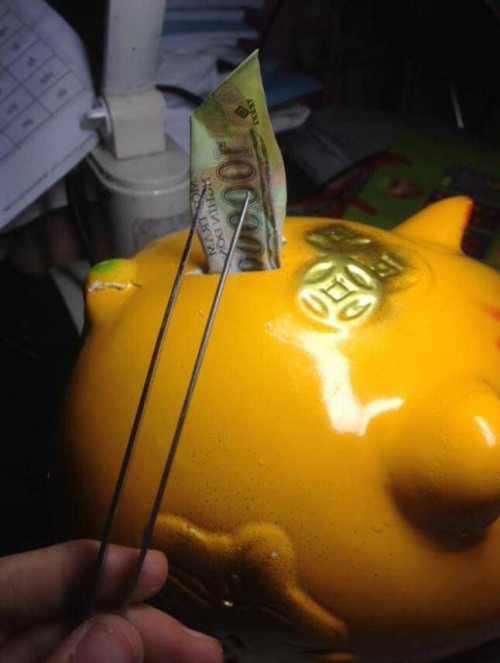 Cũng chính vì tính hay nóng ruột của tuổi trẻ vậy nên, cứ lâu lâu lại phải đem lợn ra "săm soi" xem đã béo tốt chưa và lúc nào mà thấy nó béo ục ịch rồi thì 2 tay lại ngứa ngáy, chỉ muốn đập bể đi để lấy hết ruột ra ngoài.