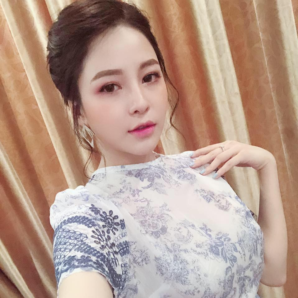 Trâm Anh bắt đầu nổi tiếng khi lên sóng các chương trình đồng hành cùng World Cup 2018 và sau đó là cuộc hẹn hò trên sóng truyền hình với chàng streamer khá hot hiện nay là Pewpew.