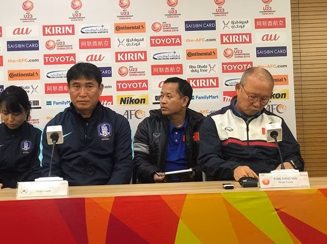 Ảnh chụp HLV Park Hang Seo trong cuộc họp báo trước giải U23 châu Á sáng 10/1 tại Côn Sơn, Trung Quốc. Nhìn thoáng qua, ai cũng tưởng ông đang ngủ gật trong lúc chờ đợi câu hỏi của phóng viên.