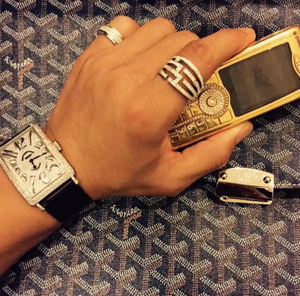 Đầu tiên, bước chân vào thế giới của hội con nhà giàu Việt, nhiều người sẽ bất ngờ với bộ siêu tập đồng hồ khá đồ sộ. Không xài đồ bình dân như Casio, Daniel Wellington..., những cái tên họ yêu thích phải là Rolex, Richard Mille, Patek Phillipe, Hublot, Piaget với giá trị từ vài chục đến cả trăm ngàn USD.