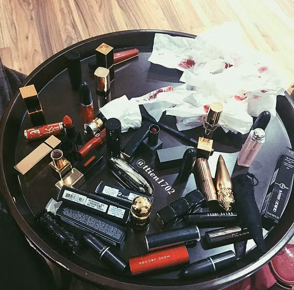 Bên cạnh đó, không thể không nhắc đến bộ sưu tập son trị giá cả trăm triệu của các nàng từ Dolce, Louboutin, M.A.C Jacob đến phi thuyền.