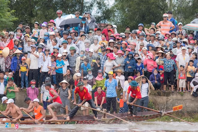 Từ sáng sớm, người dân và du khách đã chọn vị trí thích hợp ở hai bên sông để xem các đội thi đấu. "Mỗi năm cuộc đua chỉ tổ chức một lần nên dù nhà ở TP Đồng Hới nhưng tôi vẫn đến từ rất sớm để tìm vị trí ưng ý. So với mọi năm, cuộc đua năm nay thu hút nhiều vận động viên tham dự hơn. Theo tôi, chất lượng chuyên môn của các đội năm nay cũng tốt hơn", chị Nguyễn Thị Lan (TP Đồng Hới) cho hay.