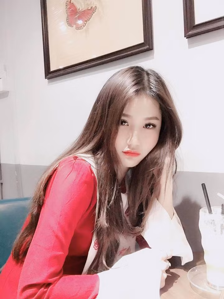 Dù chỉ lướt qua trong giây lát, nhưng danh tính cô gái xinh đẹp lọt vào ống kính của đài truyền hình nhanh chóng được dân mạng truy tìm. Với vận tốc ánh sáng, thông tin cơ bản về nữ CĐV đội tuyển U23 Việt Nam xuất hiện trên khán đài.