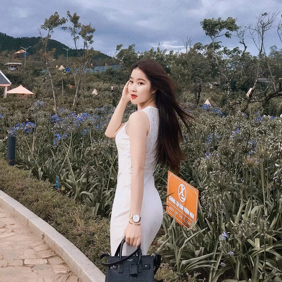 Nhưng đến sáng nay khi trang cá nhân của mình bỗng dưng được rất nhiều người theo dõi và các hình ảnh được chụp lại trên sóng truyền hình, Quỳnh Hương mới giật mình.