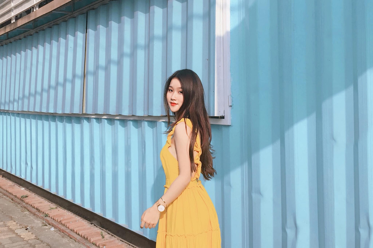 Sau một đêm bỗng nổi tiếng và nhận được theo dõi khá khủng trên MXH, Quỳnh Hương cảm thấy vô cùng bất ngờ và chẳng hay biết tại sao mình lại nhiều người kết bạn đến vậy.