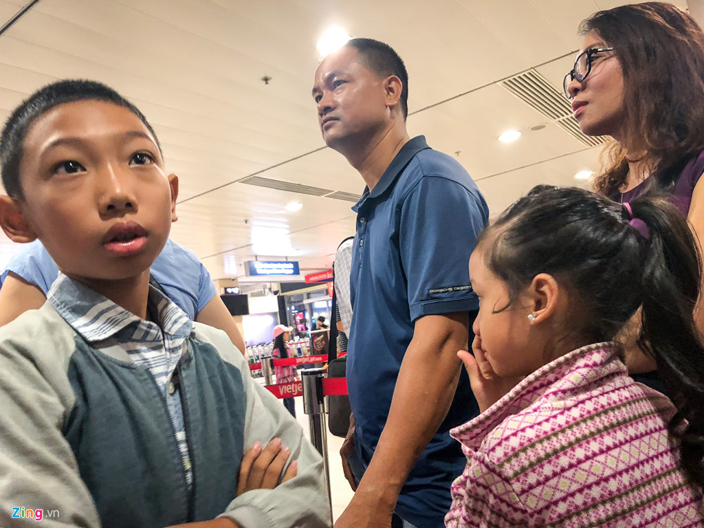 Gia đình bốn người của anh Kiên và chị Ái (ngụ quận 12) đã có mặt tại sân bay từ 3h30 sáng. Tuy nhiên, đến hơn 4h, cả gia đình vẫn chưa đến lượt làm thủ tục. "Phía trước còn nhiều người quá, không biết đến bao giờ mới đến lượt của chúng tôi", chị Ái chia sẻ.