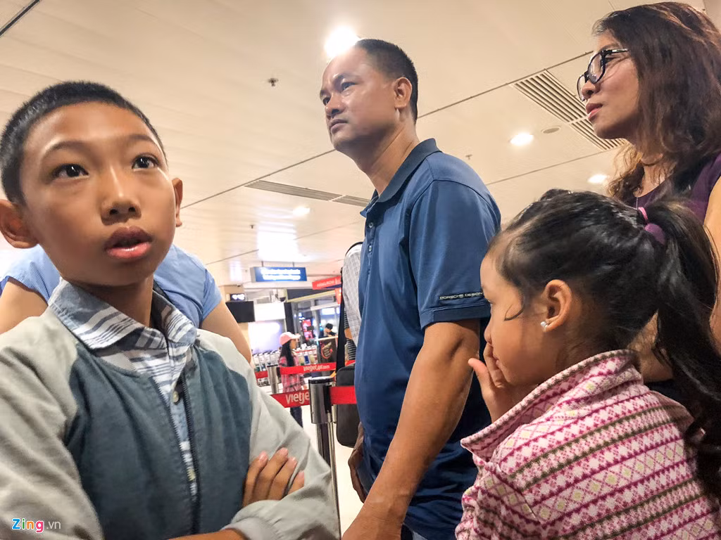 Gia đình bốn người của anh Kiên và chị Ái (ngụ quận 12) đã có mặt tại sân bay từ 3h30 sáng. Tuy nhiên, đến hơn 4h, cả gia đình vẫn chưa đến lượt làm thủ tục. "Phía trước còn nhiều người quá, không biết đến bao giờ mới đến lượt của chúng tôi", chị Ái chia sẻ.