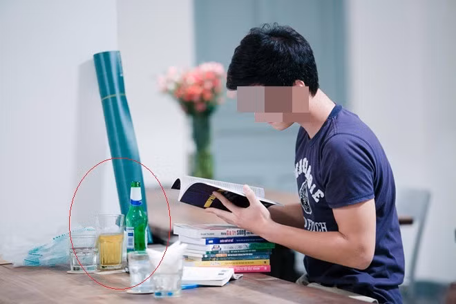 Với một đống tài liệu trước mặt nhưng phải có chút cồn vào, các sinh viên mới đủ dũng khí để đánh vật với con chữ. Ảnh trong bài: Sưu tầm Facebook.