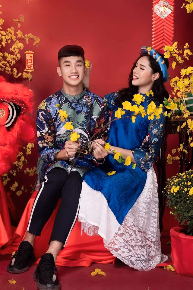 Khoe anh voi ban gai, cau thu doi tuyen Viet Nam bi 