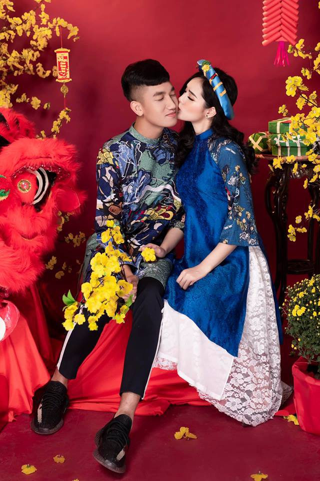 Dân mạng tỏ ra thích thú bởi chàng cầu thủ đội tuyển Việt Nam lúc nào cũng đẹp trai như tài tử và có biểu cảm ngộ nghĩnh, đáng yêu. Còn cô người yêu Huyền Trang thì sở hữu gương mặt xinh xắn, vóc dáng cân đối và nụ cười tươi.