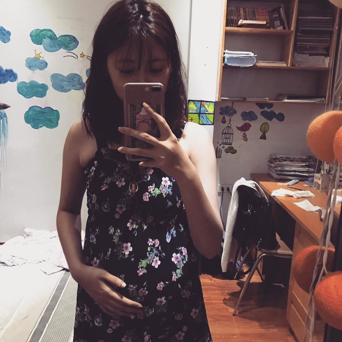 Những dòng tâm sự của KN kèm theo tấm ảnh chụp cô bạn ngồi trên ghế. Điều khiến người ta chú ý đầu tiên là vòng 2 của cô. Dân mạng khi nhìn vào đều nhất quyết cho rằng đây rõ ràng là ảnh của cô gái mang bầu chứ khó tưởng tượng nổi béo bụng đến thế vì uống trà sữa.