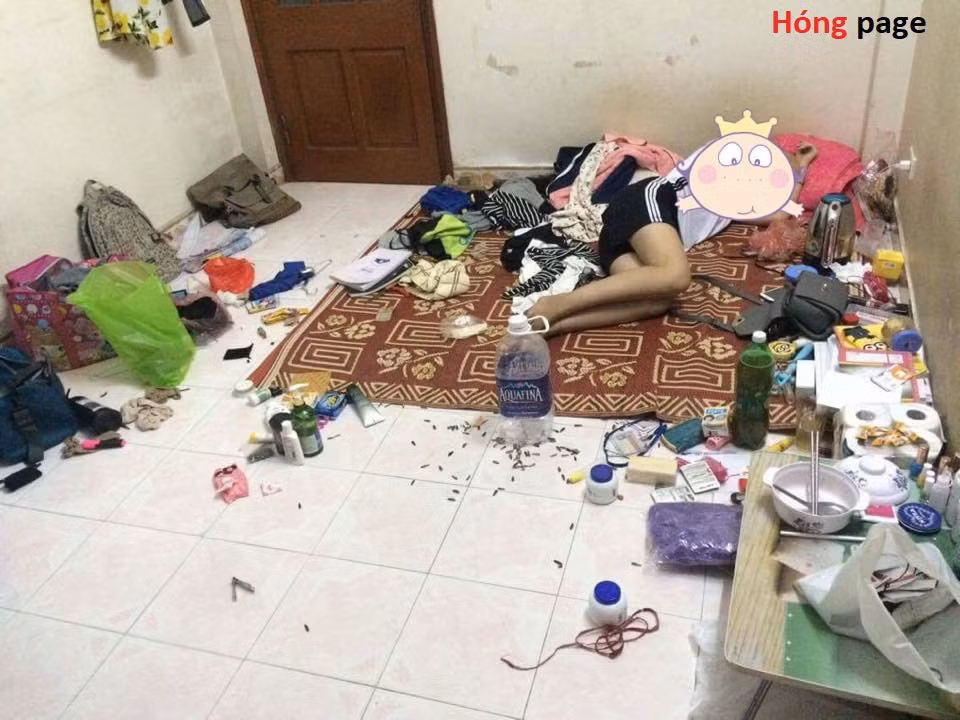 Những căn phòng bừa bộn, ngổn ngang quần áo, vật dụng sinh hoạt và học tập thường gắn liền với các nam sinh. Còn với các nữ sinh thì sự ngăn nắp, thơm tho được đặt lên hàng đầu. Tuy nhiên, giữa thực tế và tưởng tượng thì hoàn toàn khác nhau và điều đó được minh chứng bằng loạt ảnh cô bạn ngủ chung với gia vị, đồ ăn và nồi cơm điện trên chiếc giường ở kí túc xá được đăng tải trên mạng xã hội.