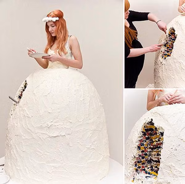 Bộ váy cưới được thiết kế từ bánh gato thì chắc chắn chỉ sau vài phút nó sẽ bị các vị khách phá tan tành.