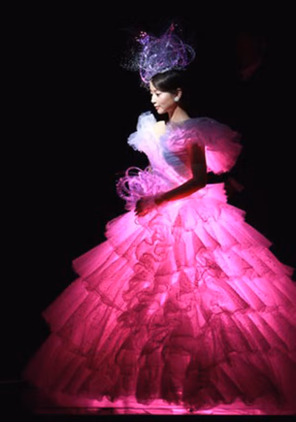 Với chiếc váy cưới được bố trí đèn bên trong như thế này, các cô dâu sẽ cực kỳ nổi bật trong ngày trọng đại nhất cuộc đời mình.