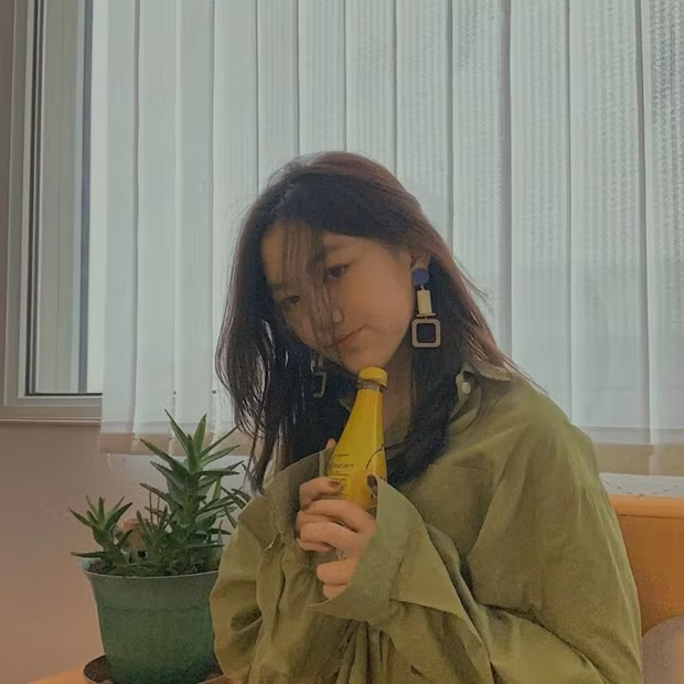 Dù bị hở hàm ếch nhưng Lý Yên tự tin chia sẻ hình ảnh cá tính trên trang cá nhân với khí chất ngời ngời.