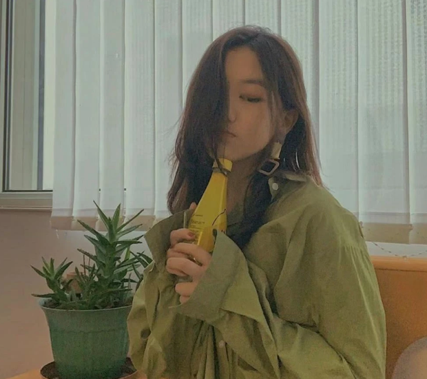 Trong loạt ảnh mới nhất, Lý Yên đeo khuyên tai cá tính bản lớn, mặc áo sơmi rộng thùng thình, mái tóc thả hờ hững, trên tay cầm bình nước tạo dáng.