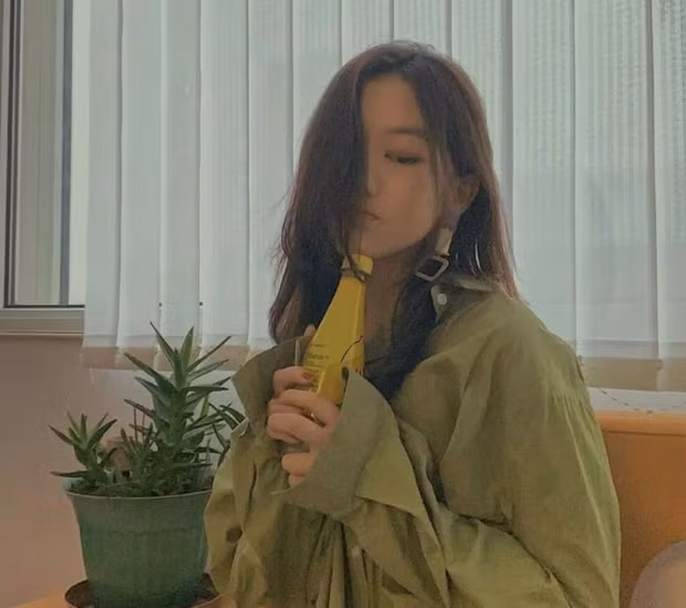 Trong loạt ảnh mới nhất, Lý Yên đeo khuyên tai cá tính bản lớn, mặc áo sơmi rộng thùng thình, mái tóc thả hờ hững, trên tay cầm bình nước tạo dáng.