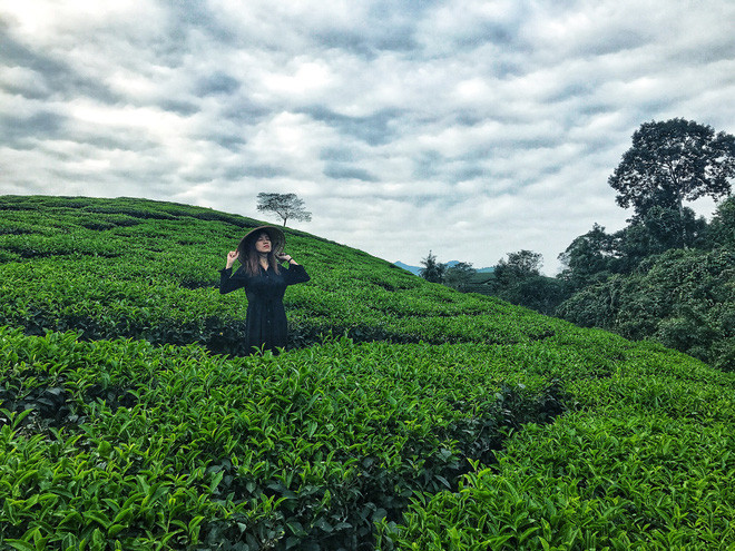 Nói về địa điểm mình ấn tượng nhất trong những chuyến hành trình vừa làm việc vừa khám phá của mình, nữ biên tập viên 9X xinh đẹp chia sẻ: "Mình ấn tượng nhất chính là Tràng An, Ninh Bình. Mình đã đến đây 2 lần, lần nào cũng ngỡ ngàng trước vẻ đẹp của non nước nơi đây. Ai đến Tràng An cũng đều công nhận một điều là cảnh vật quá đẹp, non nước xanh ngắt như hòa quyện với nhau."