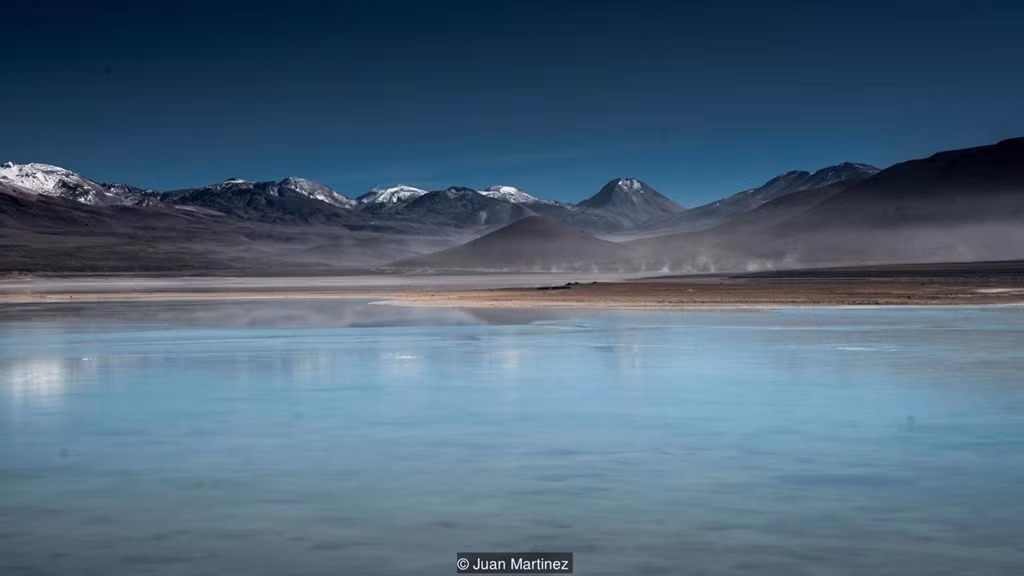 Laguna Colorada không phải hồ nước có sắc màu đặc biệt duy nhất trong khu vực. Tại góc phía tây nam của khu bảo tồn, Laguna Verde (hay còn gọi là đầm Xanh) và Laguna Blanca (đầm Bạc) cách nhau chỉ vài bước chân. Trong khi màu của Laguna Verde bắt nguồn từ hàm lượng asen và đồng trong nước, Laguna Blanca có màu trắng đục do borax. Ảnh: Juan Martinez.