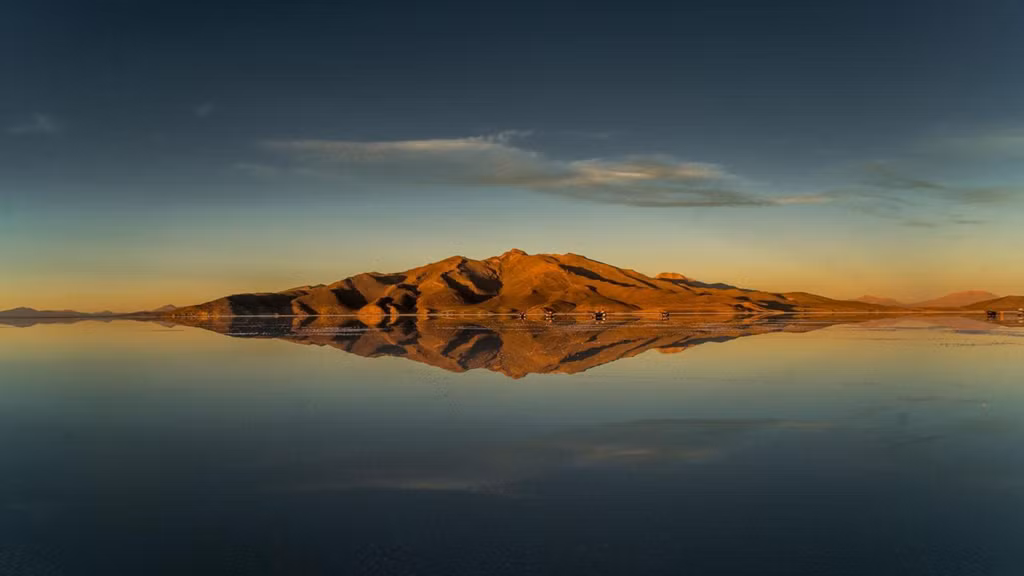 Thời điểm đẹp nhất để tham quan Salar de Uyuni là ngay sau mùa mưa (từ tháng 12 đến tháng 3). Trong thời gian này, mặt hồ có một lớp nước mỏng, tạo thành tấm gương lớn, phản chiếu vạn vật và mây trời. Ảnh: Juan Martinez.